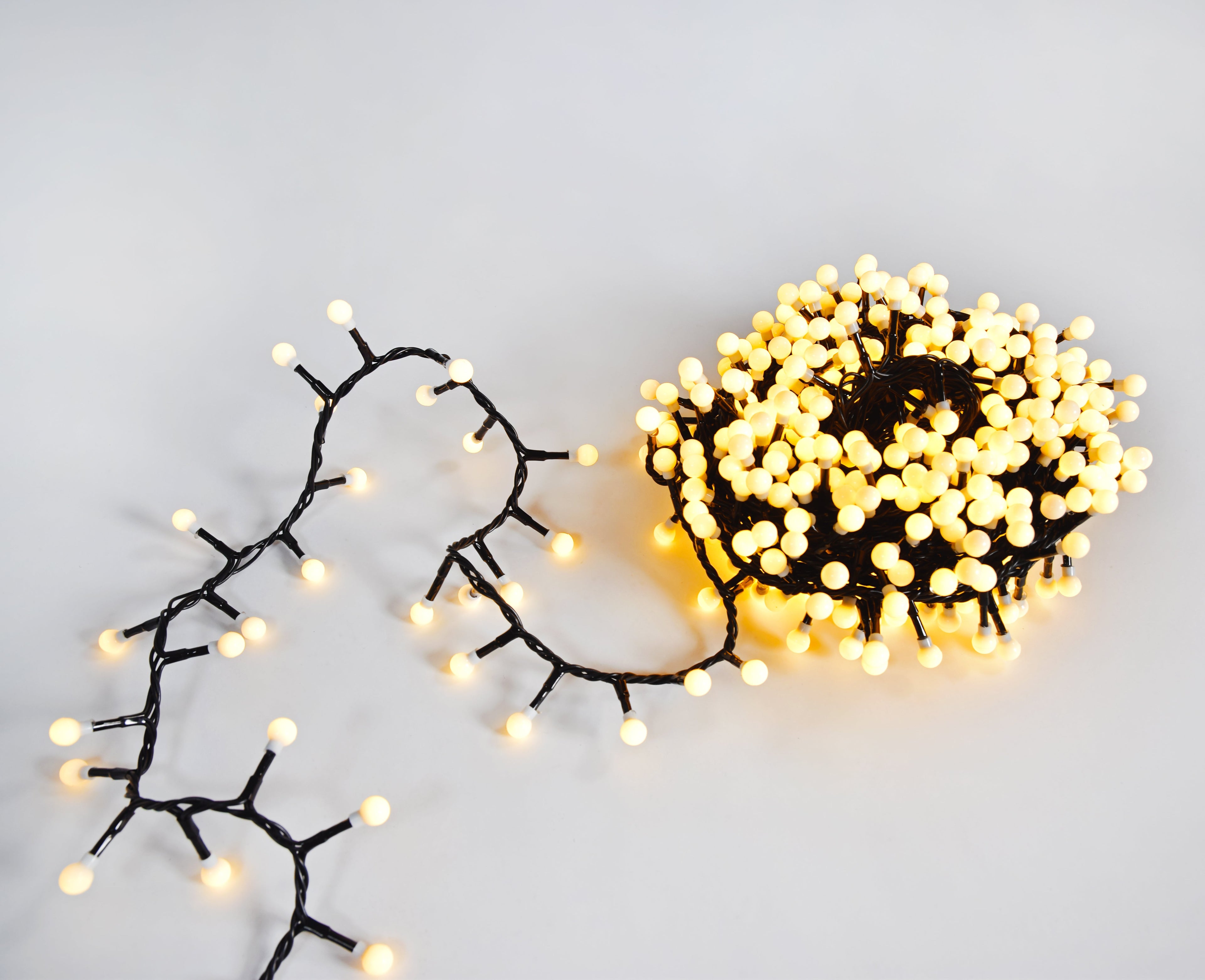 LYYT: 155.651UK, 12m Mini Warm White Berry Lights, 500 LEDs, IP44 Rated, 31V 15W, 8 Programme Controller