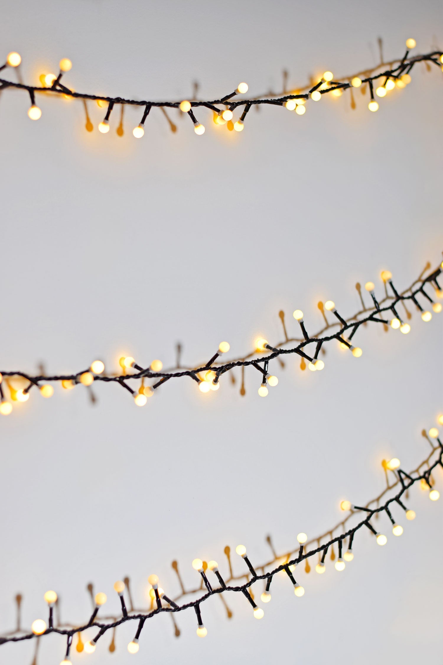 LYYT: 155.651UK, 12m Mini Warm White Berry Lights, 500 LEDs, IP44 Rated, 31V 15W, 8 Programme Controller