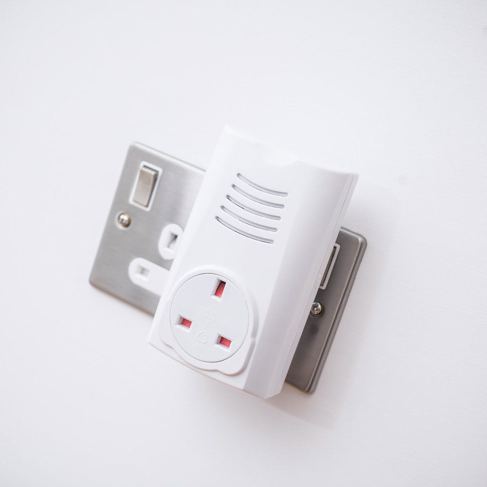 Mercury: 350.300UK, Plug Through Wireless Door Chime, 38 Melodies, 80m Range, Waterproof Button